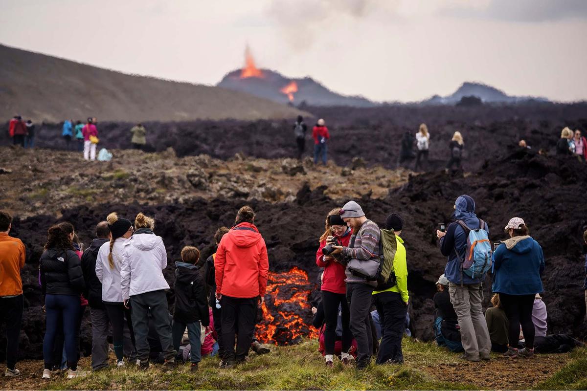 FOTO: Daya Tarik Mematikan, Wisatawan Berbondong Datangi Lokasi Letusan di Islandia