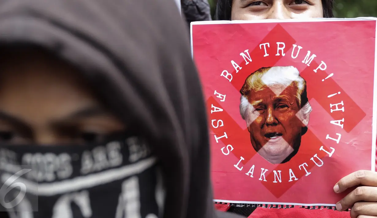 Massa aksi membakar poster Presiden AS Donald Trump saat unjuk rasa di depan kantor Kedubes AS di Jakarta Sabtu (4/2). Munculnya kebijakan Trump dianggap merugikan sebagian warga. (Liputan6.com/Fery Pradolo)