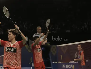 Ganda campuran Indonesia, Tontowi Ahmad/Liliyana Natsir, mengalahkan pasangan Malaysia, Tan Kian Meng/Lai Pei Jing pada laga Indonesia Open 2017 di JCC, Jumat (16/6/2017). Indonesia 21-18, 21-16. (Bola.com/M Iqbal Ichsan)