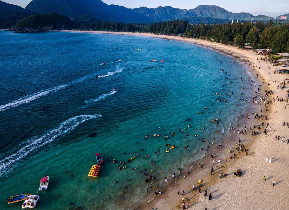 FOTO: Warga Padati Pantai Lhoknga  Aceh Saat Libur Lebaran