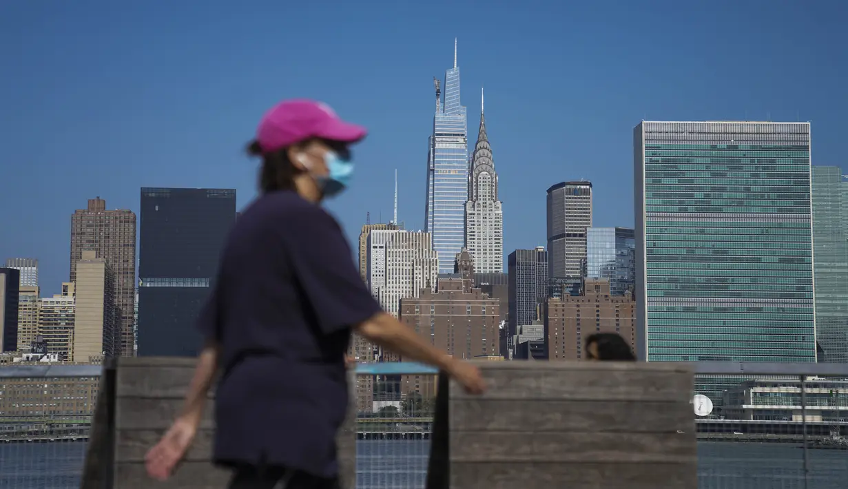 Pejalan kaki berjalan dengan latar belakang gedung pencakar langit Manhattan di New York, Amerika Serikat, Minggu (9/8/2020). Menurut Center for Systems Science and Engineering di Universitas Johns Hopkins kasus COVID-19 di Amerika Serikat melampaui angka 5 juta pada Minggu (9/8). (Xinhua/Wang Ying)