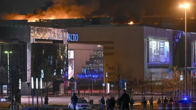 Lokasi penembakan massal dan pembakaran di tempat konser band Picnic, Crocus City Hall, di Moskow, Rusia. (AP/Dmitry Serebryakov)