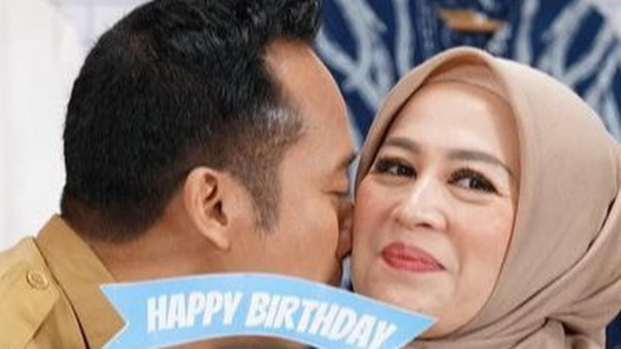 Istri Denny juga setia mendampinginya dan turut berjuang dalam menghadapi masa-masa sulit.