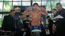 Gaya Thailand, Phuttinphong Rakoo saat timbang badan di Leon Restourant, Wijaya, Jakarta (09/3/2018). Jansen dan Rakoo bermain pada kelas Lightweight. (Bola.com/Nick Hanoatubun).