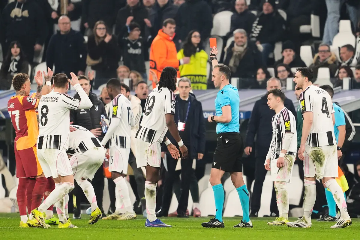 Momen saat wasit memberikan kartu merah pada Lloyd Kelly di laga Juventus vs Galatasaray di leg kedua playoff Liga Champions 2025/2026 di Allianz Stadium, Kamis (26/02/2026) dini hari WIB.