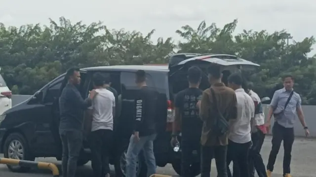 Diboyong ke kantor polisi