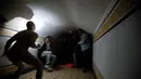 Ekspresi ketakutan pengunjung saat menemui hantu di Quinta Nova da Assuncao, Belas, Portugal (13/5). Rumah hantu ini berisi 25 kamar dipenuhi penampakan bayangan dan suara dari pintu yang menutup secara acak. (REUTERS/Rafael Marchante)