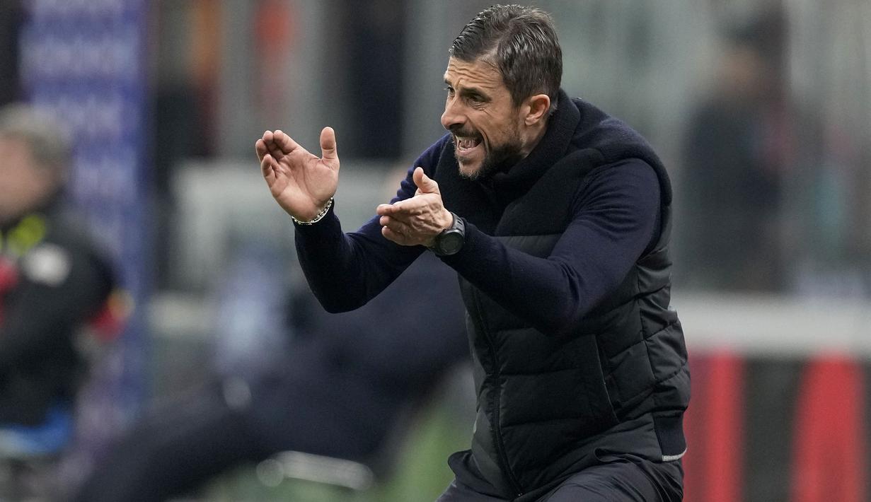 Pelatih kepala Sassuolo, Alessio Dionisi memberi instruksi kepada para pemainnya saat menghadapi AC Milan pada laga pekan ke-18 Serie A Liga Italia 2023/2024 di San Siro Stadium, Milan, Sabtu (30/12/2023) malam waktu setempat. (AP Photo/Antonio Calanni)