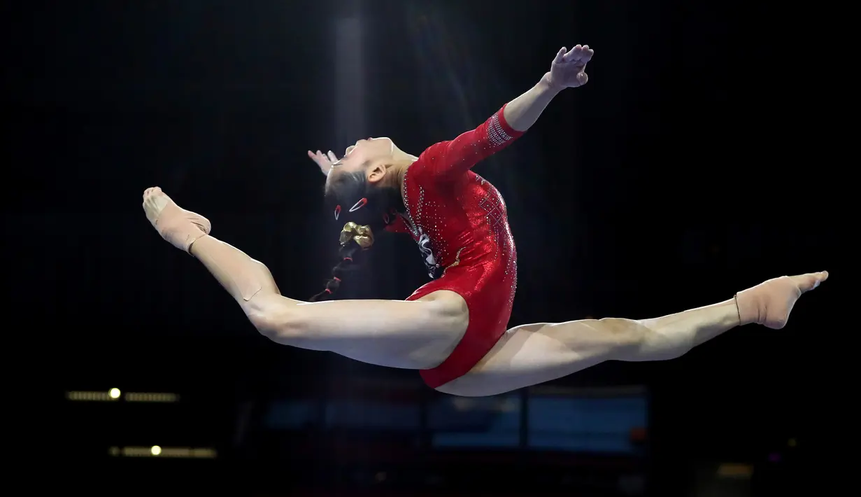 Pesenam China, Tingting Liu beraksi pada final nomor balok keseimbangan putri Kejuaraan Dunia Senam di Stuttgart, Jerman, Selasa (10/9/2019). Ini untuk ketiga kalinya Stuttgart menjadi tuan rumah bagi ajang yang digelar mulai 4 Oktober sampai 13 Oktober mendatang. (AP/Matthias Schrader)