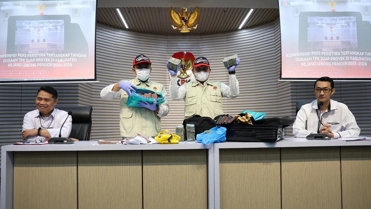 FOTO: KPK Tunjukkan Barang Bukti Uang Tunai Hasil OTT di Bengkulu