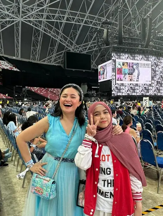 Marshanda dan putrinya, Sienna, kompak tampil feminim saat nonton konser Taylor Swift  di Singapura. [@marshanda99/@iisdahlia]