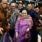 Ketua Dewan Pengarah BPIP Megawati Soekarnoputri usai menghadiri acara Silaturahmi UKP PIP/BPIP dengan MPR RI di Senayan, Jakarta, Rabu (14/3). Pertemuan itu juga membahas garis besar haluan pembinaan Ideologi Pancasila. (Liputan6.com/JohanTallo)