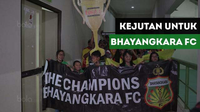 Skuat Bhayangkara FC mendapatkan kejutan saat sesi latihan di Stadion Patriot, Bekasi, Sabtu (11/11/2017)