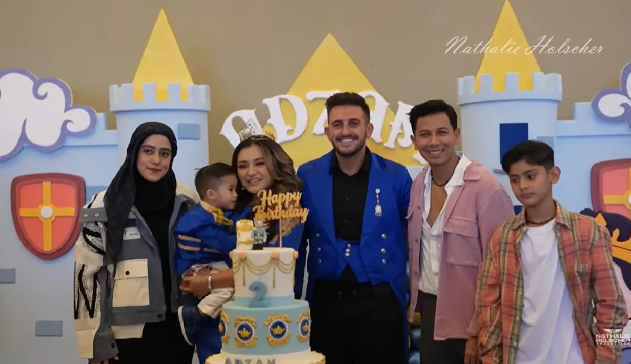 Perayaan ulang tahun Adzam berlangsung meriah. Banyak teman selebriti hadir diantaranya, pasangan selebriti Fairuz A Rafiq dan Sonny Septian beserta putranya, King Faaz Arafiq. [Youtube/NATHALIE HOLSCHER]