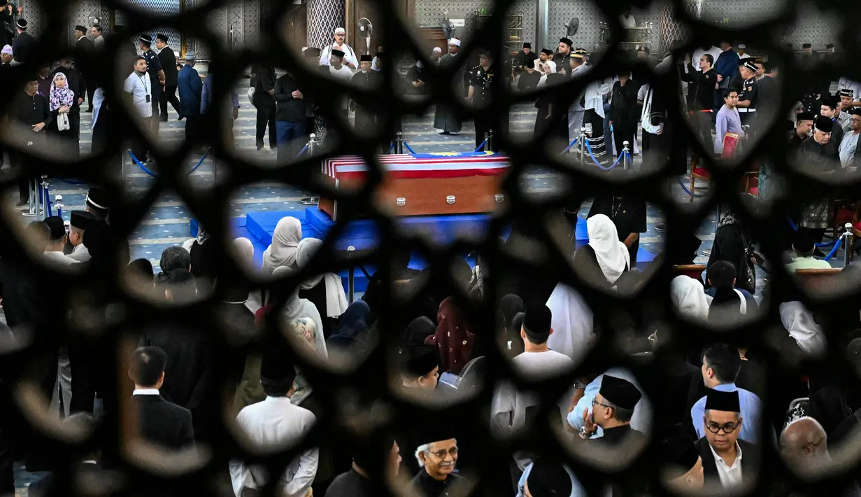 Orang-orang menghadiri prosesi jelang pemakaman mantan Perdana Menteri Malaysia, Abdullah Ahmad Badawi di Masjid Nasional, Kuala Lumpur pada tanggal 15 April 2025. (Mohd RASFAN/AFP)