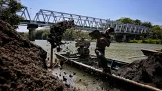 Penambang membongkar muatan pasir dari perahu ke atas truk di pinggir Sungai Luk Ulo, Kabupaten Kebumen, Jawa Tengah, Sabtu (05/5). Penambang menjual pasir ke pedagang pasir di pangkalan truk tepi sungai. (Liputan6.com/Fery Pradolo)