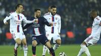 Bintang PSG, Lionel Messi dikepung para pemain Lyon dalam duel di Stadion Parc des Princes, Senin (3/4/2023) dini hari WIB. (AP Photo/Aurelien Morissard)