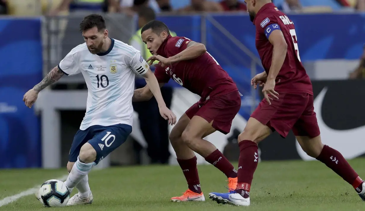 Argentina dan Messi saat ini berambisi untuk merengkuh trofi setelah dalam dua edisi beruntun sebelumnya selalu kandas di tangan Chile. (AP/Leo Correa)
