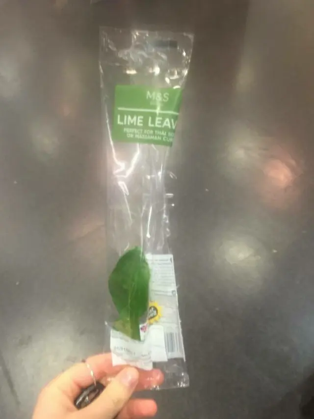 6 Potret Kemasan Makanan di Plastik Ini Nyeleneh Banget, Enggak Berguna