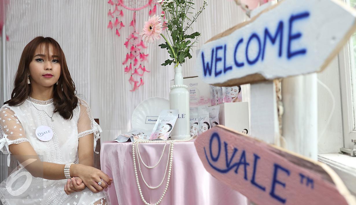 Sasyachi beauty blogger berpose saat menjadi pembicara dalam acara  Wowens's talk launching ovale bedak dingin di beranda kitchen, jakarta, Jumat (27/11). (Liputan6.com/Herman Zakharia)