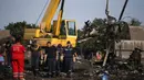 Beberapa anggota Kementerian Darurat Ukraina, tenaga medis serta operator alat berat bekerja diantara puing-puing pesawat Malaysia Airlines MH-17 yang jatuh di desa Hrabove, Donetsk, Ukraina, (20/7/2014). (REUTERS/Maxim Zmeyev) 