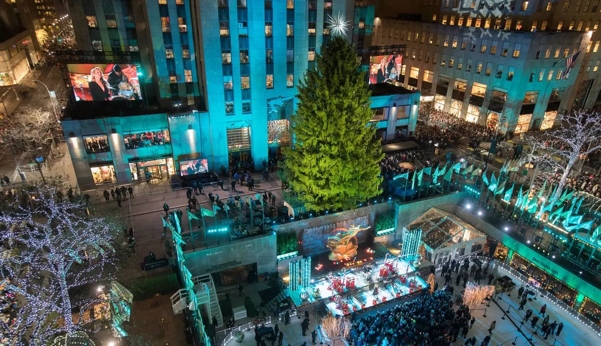 Kellie Pickler tampil dalam upacara tahuanan ke-86 penyalaan pohon Natal Rockefeller Center di New York, AS, Rabu (28/11). Bintang pada pohon Natal tersebut terbuat dari kristal Swarovski dengan berat sekitar 400 kilogram. (AP Photo/Mary Altaffer)
