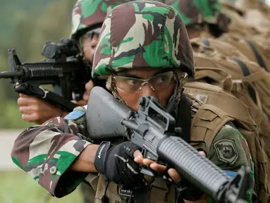 Pasukan Marinir Indonesia mengambil posisi saat melakukan latihan bersama dengan tentara AS dalam latihan militer The Rim of The Pacific (Rimpac) 2016 di Honolulu, Hawaii, Rabu (13/7). Rimpac 2016 digelar pada Juni-Juli 2016. (REUTERS/Hugh Gentry)