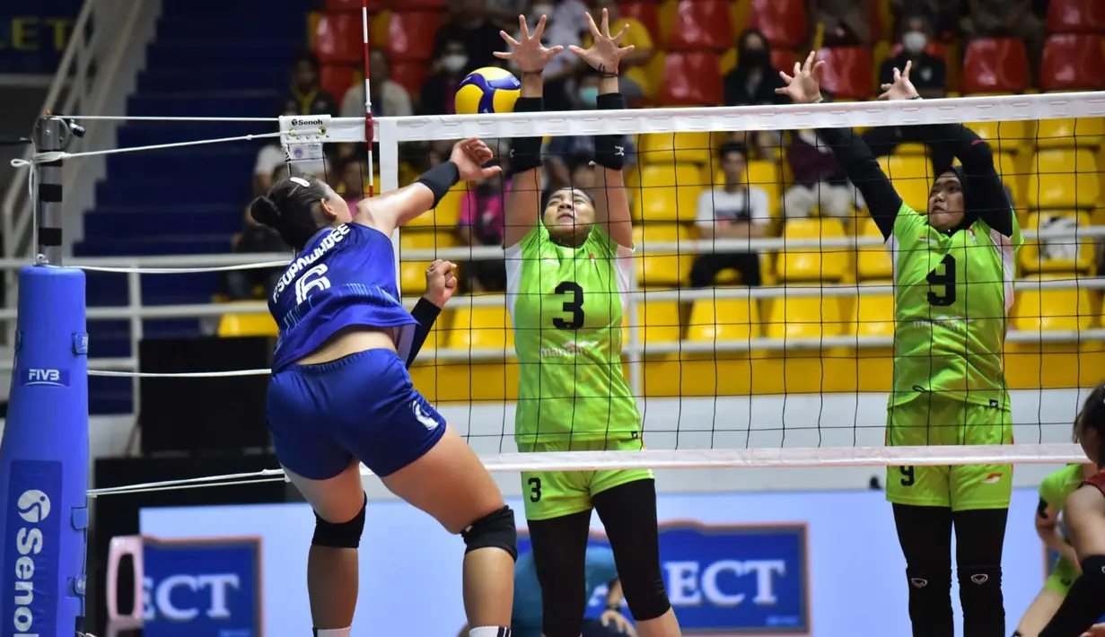 <p>Dua pemain Timnas voli putri Indonesia, Tina Syifa Sabila (tengah) dan Agni Sakina Rahmi berusaha memblok bola spike yang dilepaskan pemain Thailand, Supawadee Phunwilai pada laga final turnamen bola voli putri U-18 Princess Cup 2024 di Nakhom Pathon, Thailand, Kamis (13/6/2024). Indonesia kalah 1-3 (19-25, 17-25, 26-24, 17-25). (Dok. PBVSI)</p>
