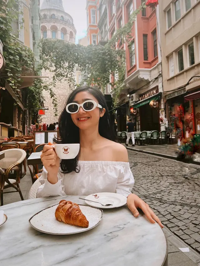 6 Potret Gaya Stylish Febby Rastanty di Istanbul Turki, Kerja Sekaligus Liburan Bareng Verrel Bramasta