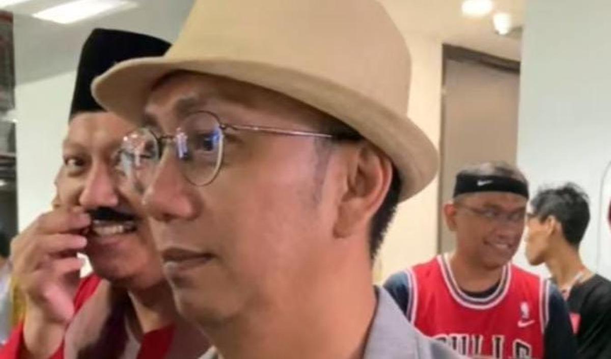 Uniknya, warganet menilai sosok peniru Ridwan Kamil dan Chef Juna pada video itu dinilai sangat mirip dengan tokoh aslinya.