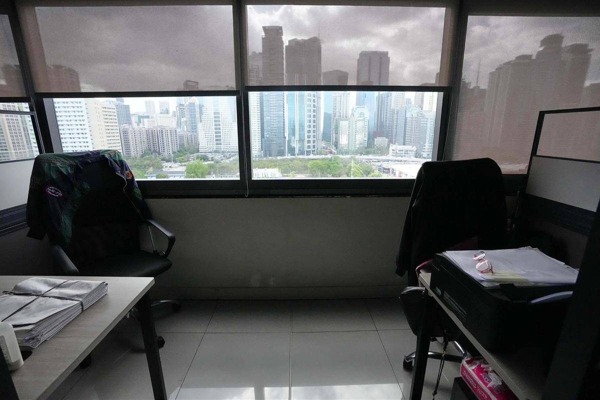 FOTO: Kantor Pemerintah Manila Kosong Akibat Krisis BBM