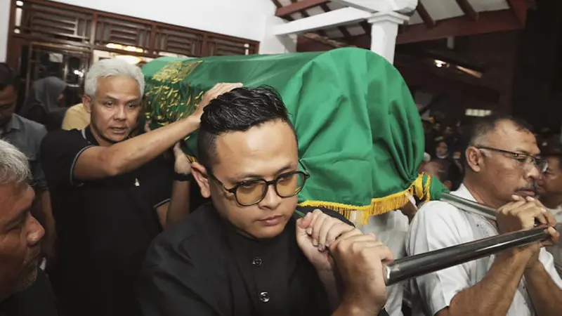 Kakak Ganjar Pranowo Meninggal Dunia, Mantan Gubernur Jateng Hantarkan Jenazah ke Peristirahatan Terakhir