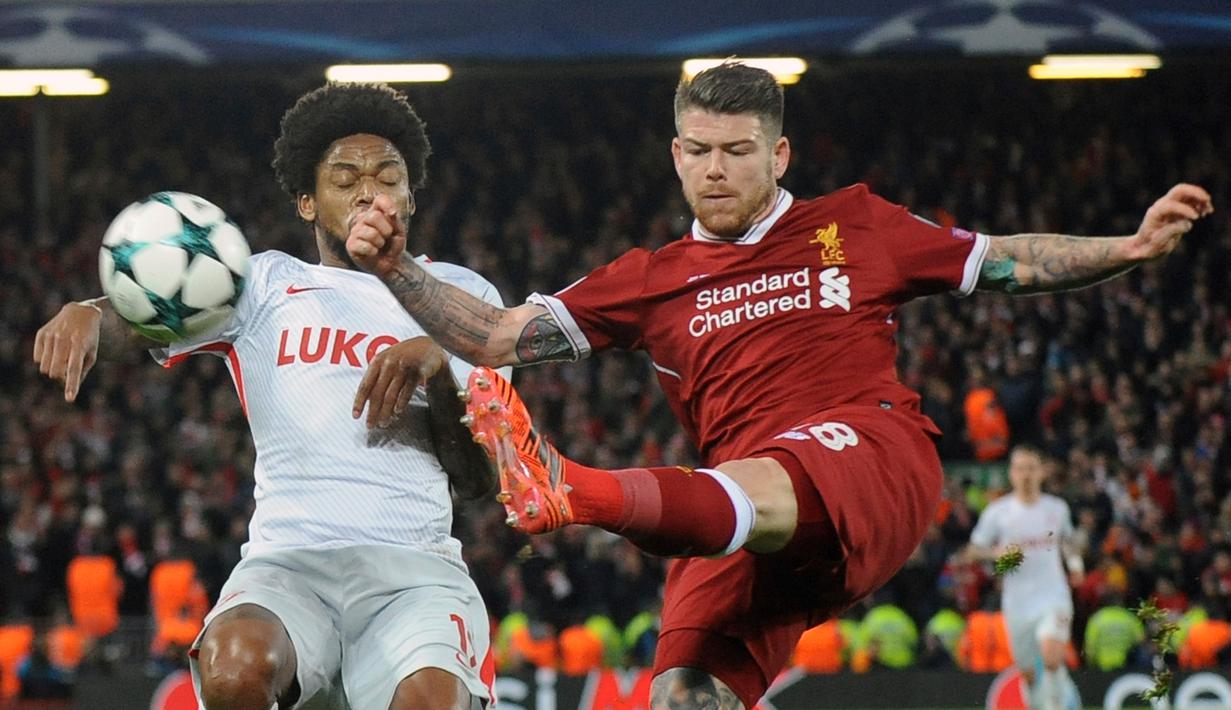 Pemain Spartak Moscow, Luiz Adriano berebut bola dengan pemain Liverpool, Alberto Moreno pada matchday terakhir Grup E Liga Champions di Stadion Anfield, Kamis (7/12). Liverpool menang 7-0 dan lolos ke babak 16 besar. (AP/Rui Vieira)