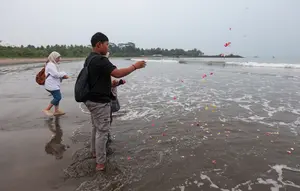 Keluarga Tabur Bunga di Laut untuk Jurnalis dan Kru Arupadhatu 1