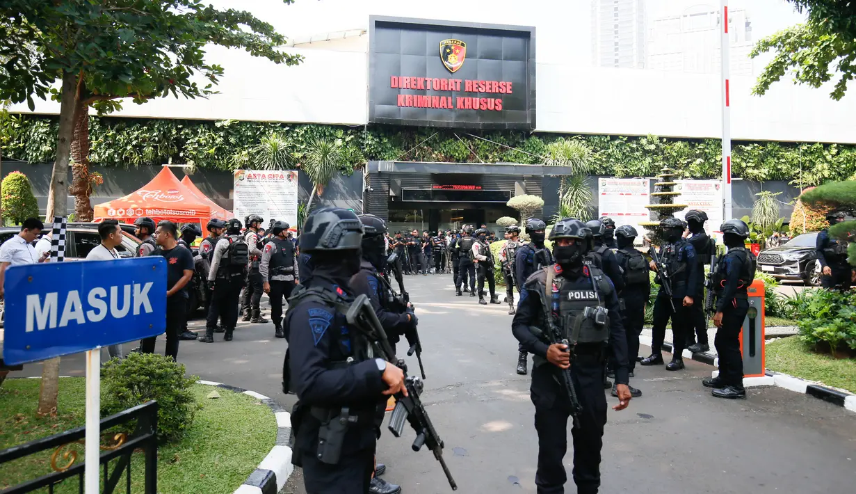 Petugas melakukan penjagaan ketat saat barang bukti sitaan dari kendaraan taktis (rantis) tiba di Ditreskrimsus Polda Metro Jaya, jakarta, Kamis (9/7/2026), (KLY/Budy Santoso)