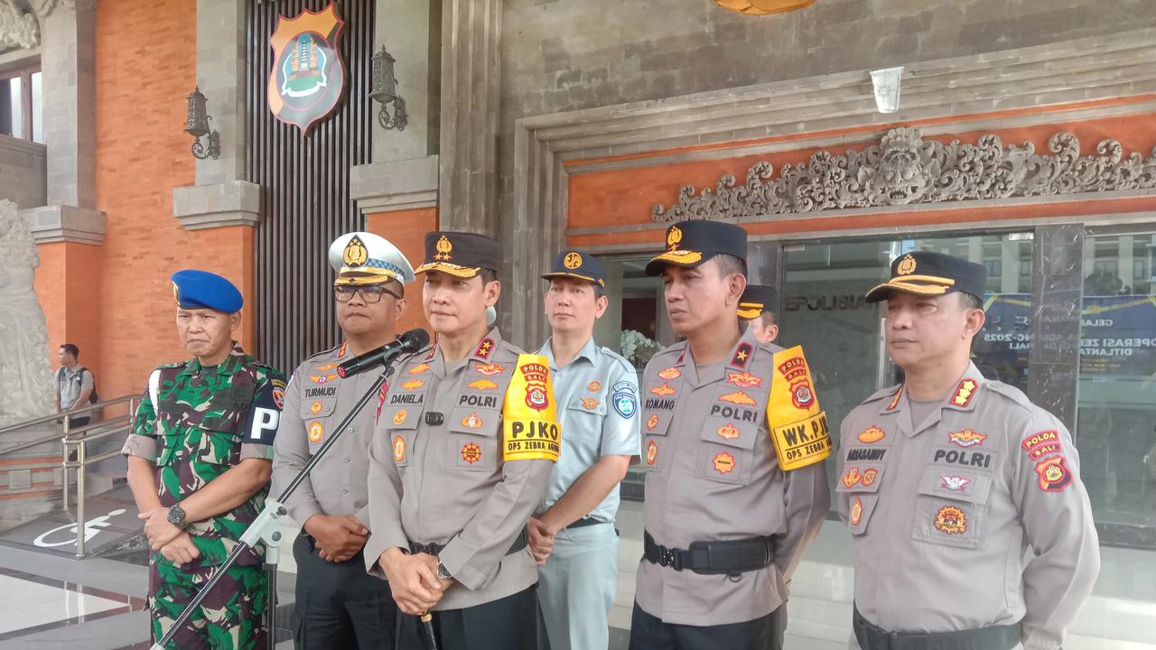 Polda Bali menggelar apel gelar pasukan Operasi Zebra Agung 2025 yang dipimpin langsung oleh Kapolda Bali, Irjen Pol Daniel Adityajaya di Halaman Mapolda Bali, Denpasar, Bali, Senin (17/11).