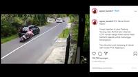 Seperti dilansir akun Instagram @agoez_bandz4, Minggu (13/12/2020), terlihat seorang pemotor menabrak bagian belakang mobil yang sedang berhenti dengan cukup keras.