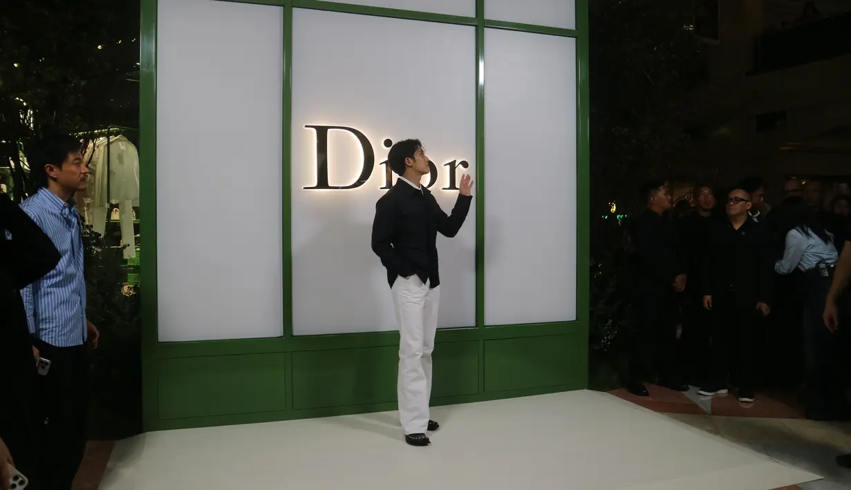 Hadiri Dior Pop-Up Collection, Mingyu SEVENTEEN menyapa Carats yang penuhi Plaza Senayan sejak subuh