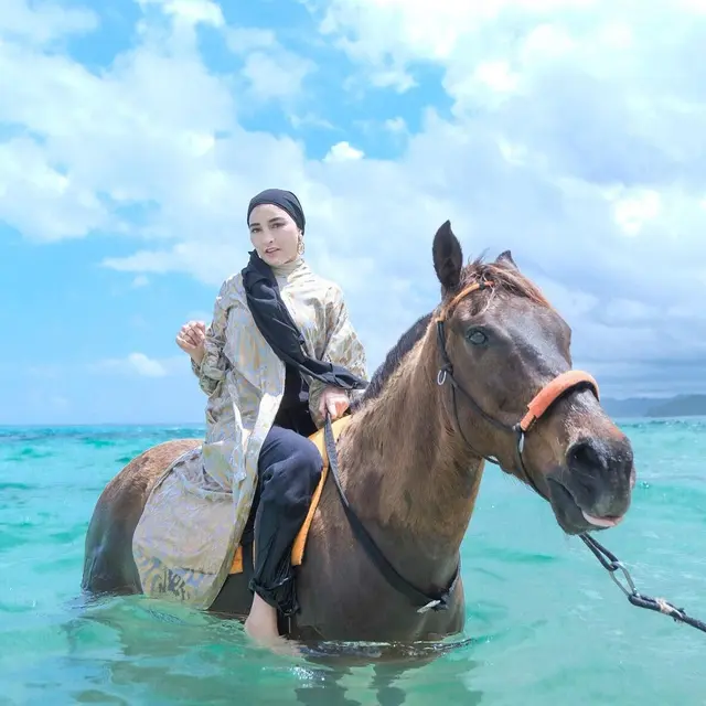 Potret Shandy Purnamasari Saat Liburan ke Nihi Sumba, Tampil Menawan Dengan Hijab. (Sumber: Instagram/shandypurnamasari)
