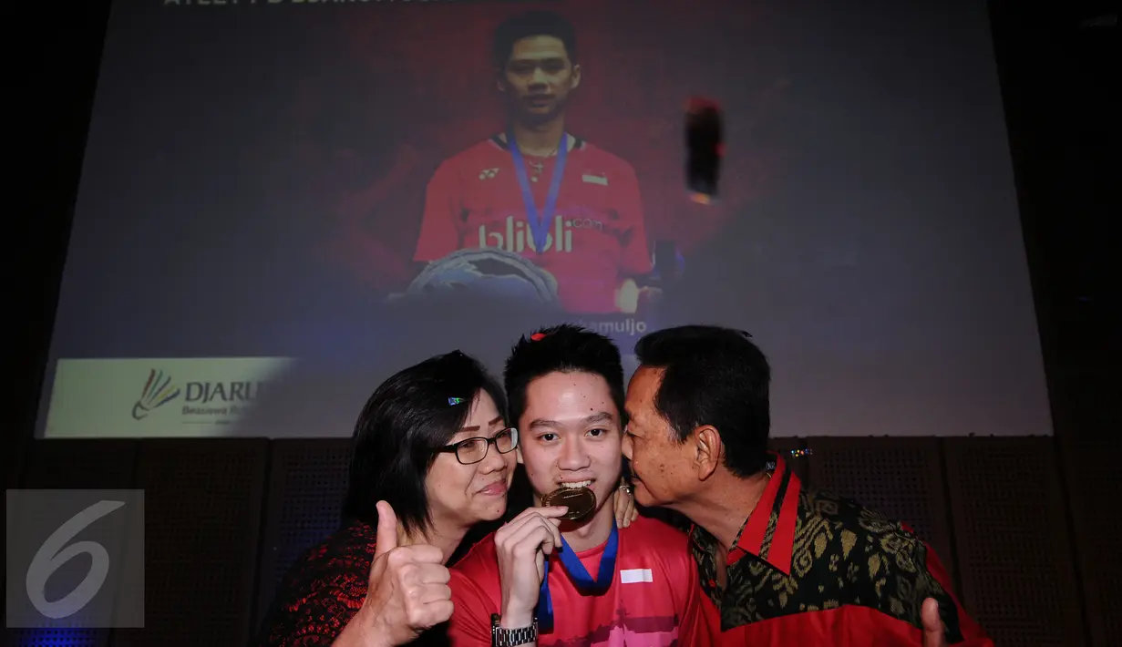 Pebulutangkis Kevin Sanjaya Sukamuljo (tengah) bersama orang tuanya usai penyerahan bonus juara All England 2017, Jakarta, Rabu (22/3). Pebulutangkis Ganda, Kevin Sanjaya/Marcus F Gideon meraih juara All England 2017. (Liputan6.com/Helmi Fithriansyah) 
