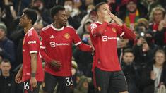 Pelatih Manchester United, Ralf Rangnick melakukan eksperimen dengan menurunkan pemain pelapis yang masih muda saat menjamu Young Boys di pertandingan Liga Champions. Mereka diantaranya adalah Amad Diallo (kiri), Anthony Elanga (tengah), dan Mason Greenwood. (AP Photo/Dave Thompson)