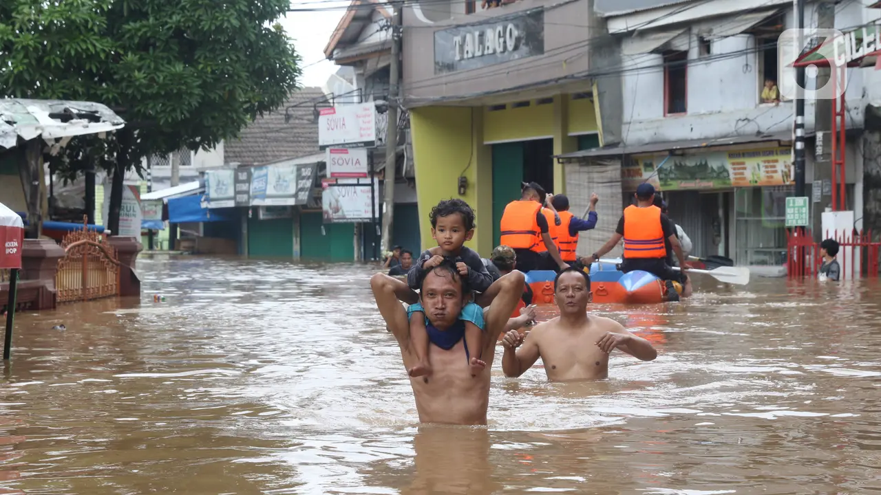 Banjir Setinggi Dada Orang Dewasa, Warga Perumahan Ciledug Indah Dievakuasi