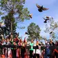 Para delegasi W20 Summit dari berbagai negara saat melakukan pelepasan burung di The Kaldera Toba, Rabu (20/7/2022) (Reza Efendi/Liputan6.com)