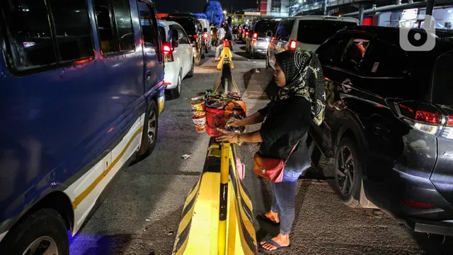 Mengais Rejeki di Tengah Kepadatan Arus Mudik Lebaran