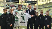 Pemain tim nasional Indonesia, Egy Maulana Vikri, resmi bergabung dengan klub elit Polandia, Lechia Gdansk, Minggu (11/3/2018). (Dok Lechia)