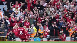 Pemain Liverpool, Dominik Szoboszlai, melakukan selebrasi setelah mencetak gol melalui tendangan bebas ke gawang Arsenal pada laga pekan ketiga Premier League 2025/2026 di Stadion Anfield, Minggu (31/8/2025). (AP Photo/Jon Super)