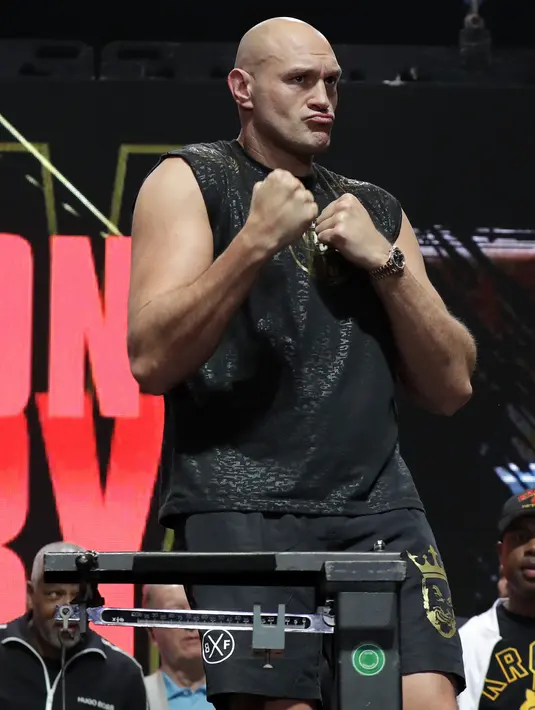 Petinju asal Inggris, Tyson Fury saat melakukan penimbangan berat badan untuk pertandingan tinju kelas berat WBC di Las Vegas (21/2/2020). Tyson Fury dan Wilder terlibat keributan saat sesi penimbangan. (AP Photo/Isaac Brekken)