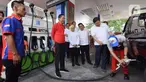 Presiden Joko Widodo (tengah) menyaksikan petugas mengisikan bahan bakar ke kendaraan saat meresmikan Implementasi Program Biodiesel 30 persen (B30) di SPBU MT Haryono, Jakarta, Senin (23/12/2019). Jokowi menargetkan implementasi program B40 pada 2020 dan B50 pada 2021. (Liputan6.com/Angga Yuniar)