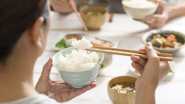 Makanan dan Minuman yang Perlu Dihindari saat Menstruasi