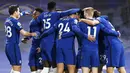 Para pemain Chelsea melakukan selebrasi usai pemain Everton, Ben Godfrey, melakukan gol bunuh diri pada laga Liga Inggris di Stadion Stamford Bridge, Senin (8/3/2021). Chelsea menang dengan skor 2-0. (Glyn Kirk/Pool via AP)